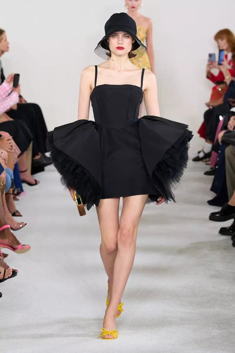 sora-iza-kate-carolina-herrera-ss23-2