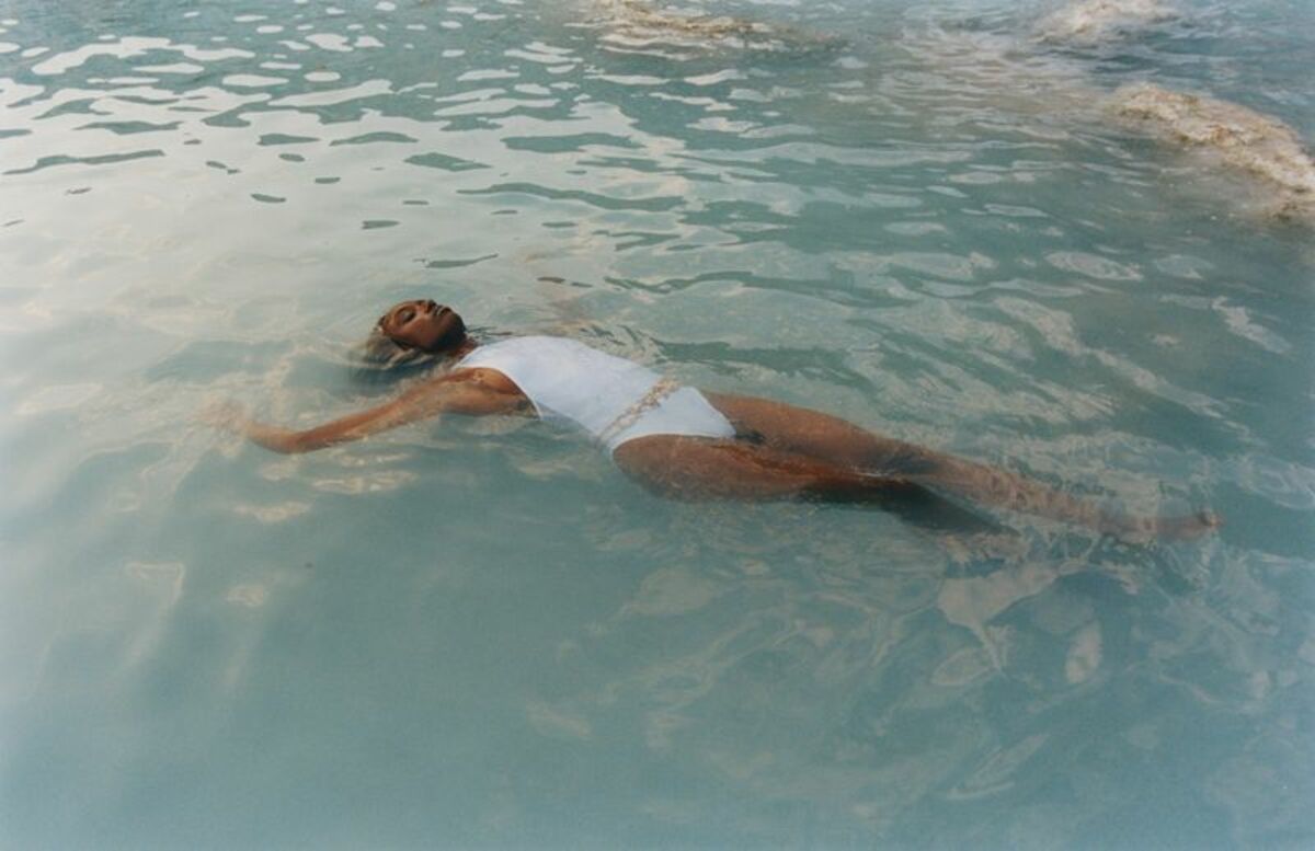 amelie-odda-magazine-chanel-resort-3