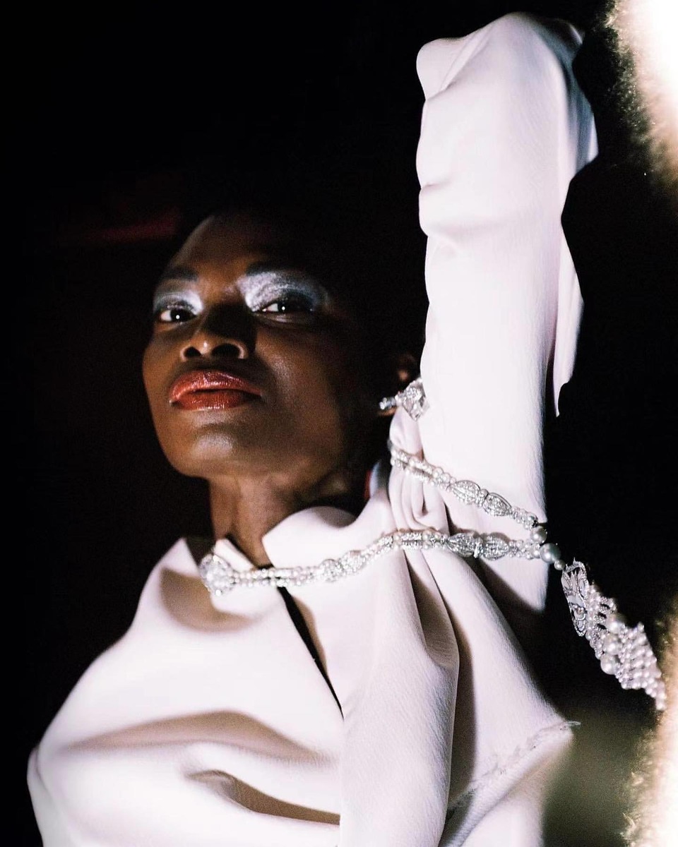 debra-shaw-vogue-china-6