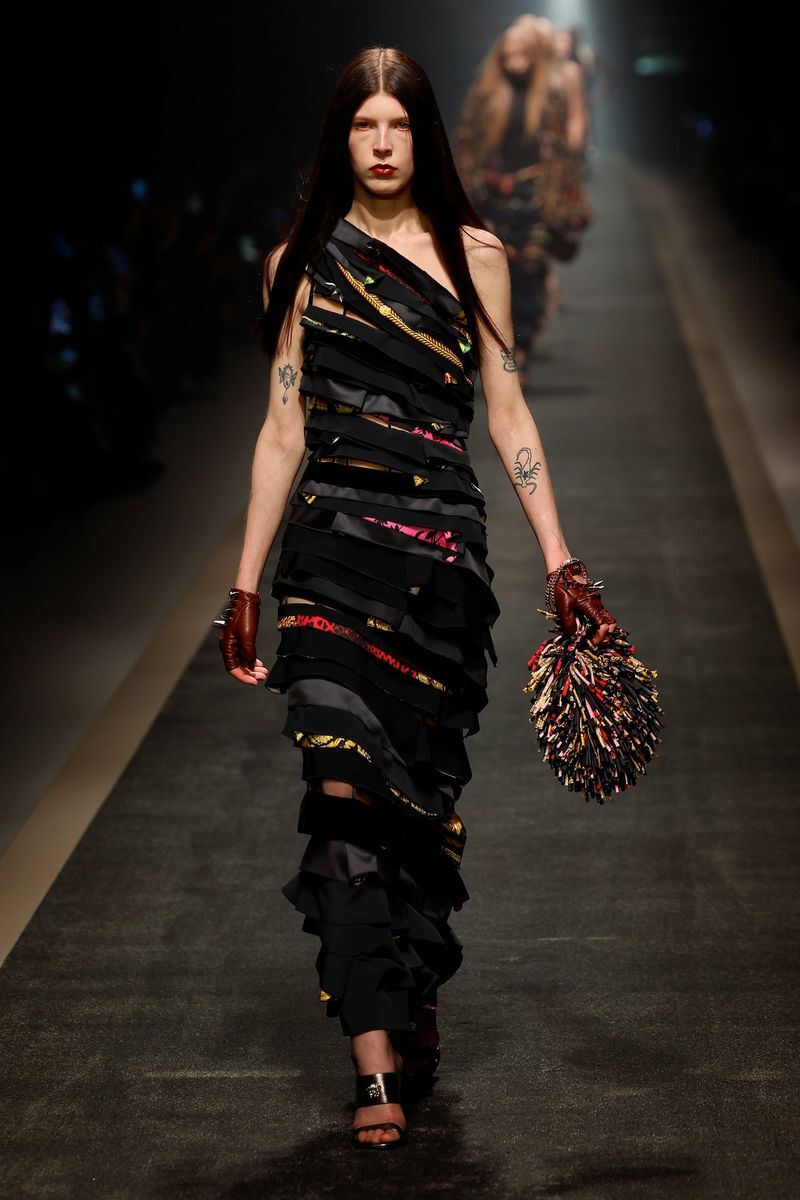 libby-dobi-lexi-apolline-eva-versace-f-w-25-milano