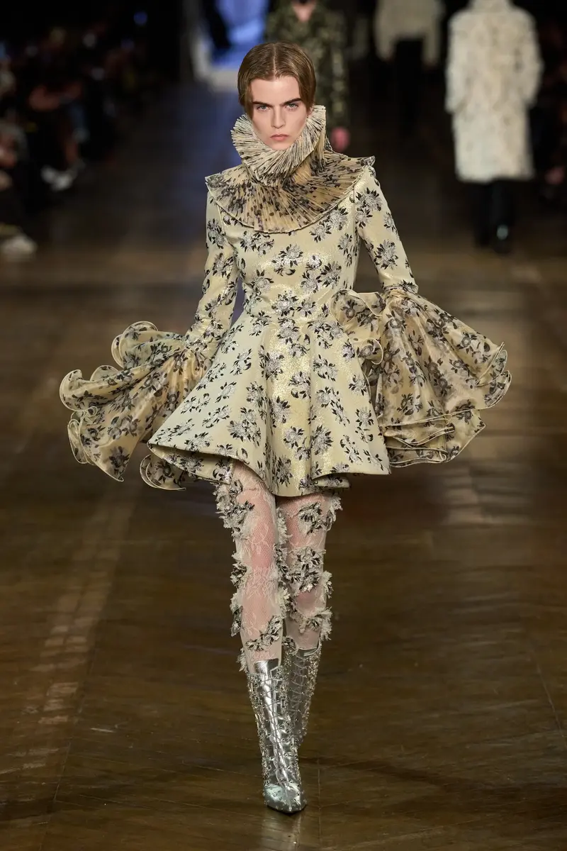 libby-apolline-alexander-mcqueen-f-w-25-paris-1