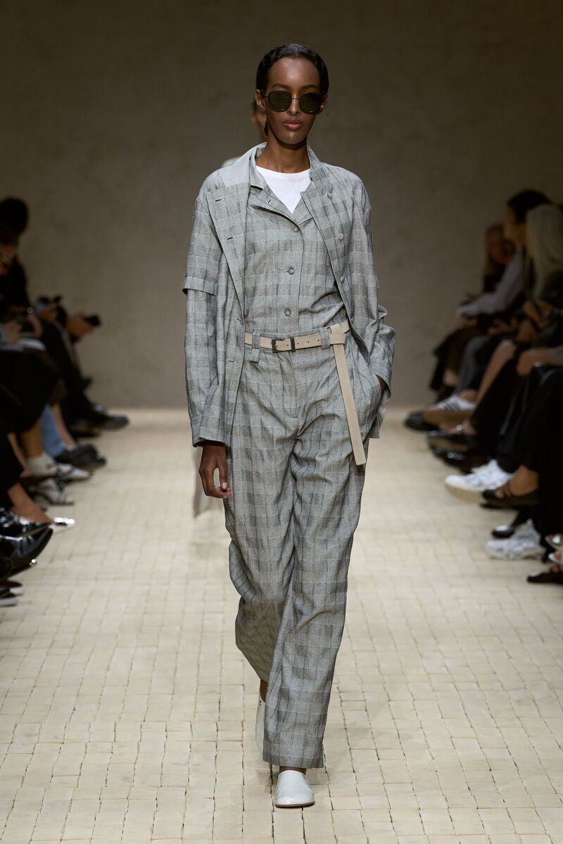 amina-aviana-emporio-armani-mfw-ss26-0