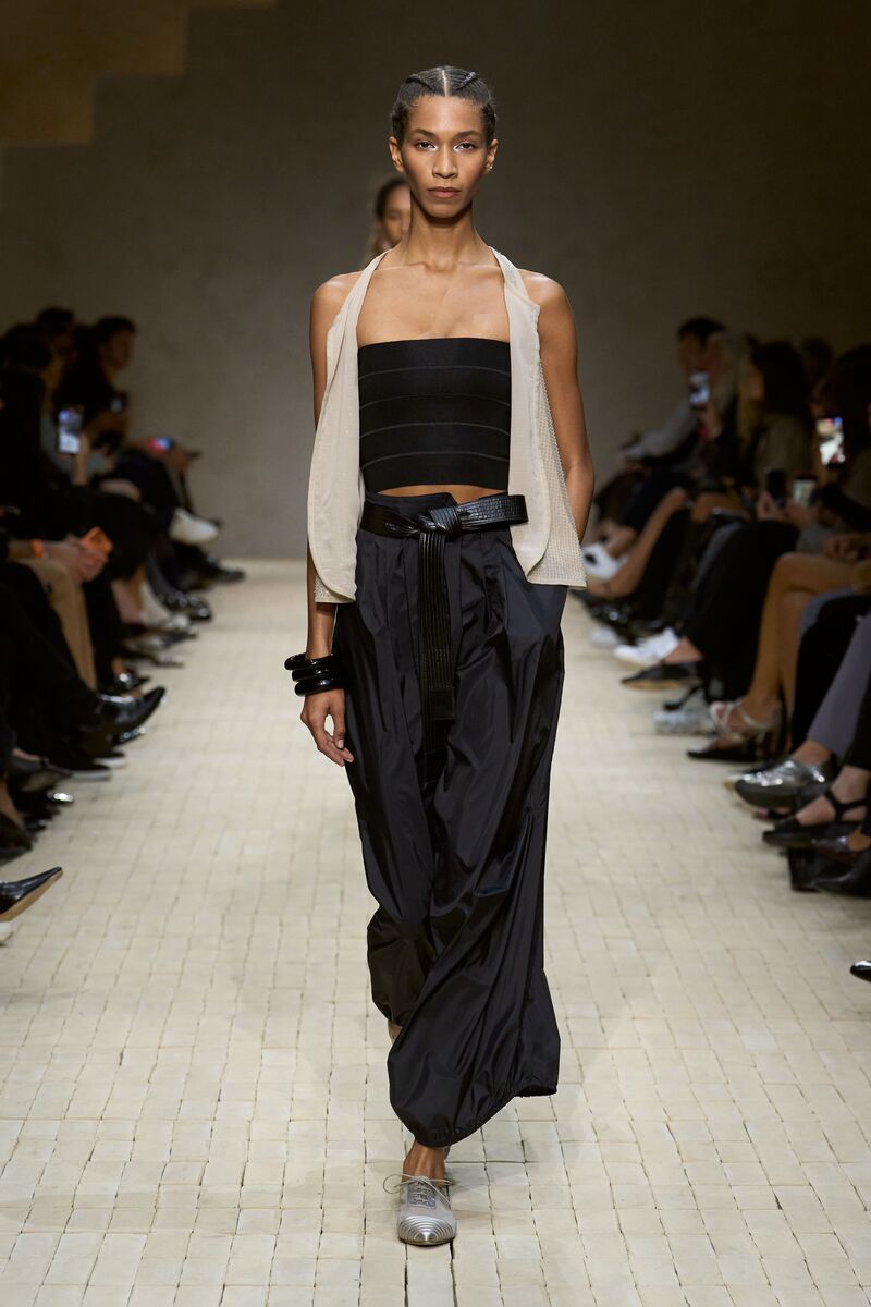 amina-aviana-emporio-armani-mfw-ss26-1